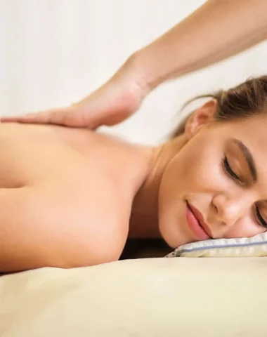 Femme se faisant masser dans un spa en vendée