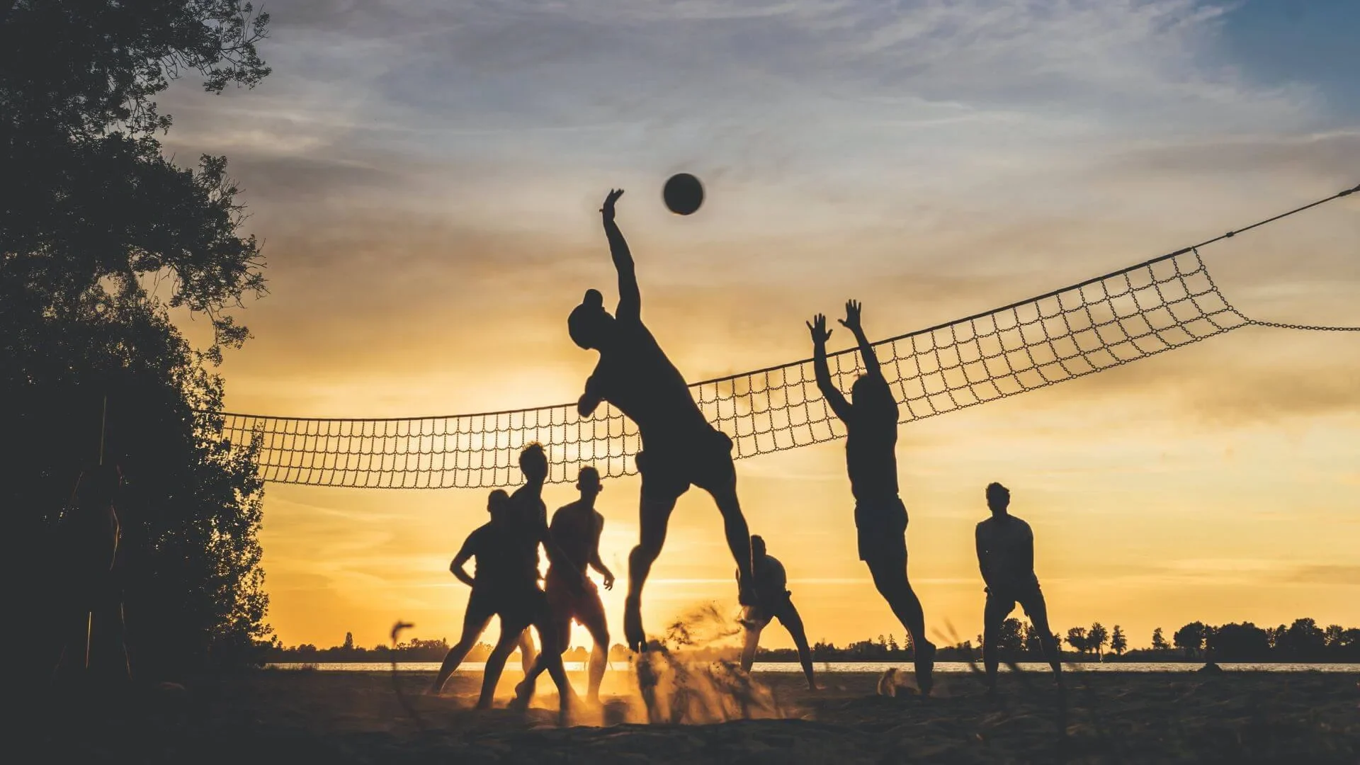 Jeunes saisonniers jouant au volley sur la plage au soleil couchant au pays de saint jean de monts