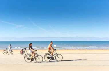 Couple faisant du vélo pendant un long week à la mer en vendée