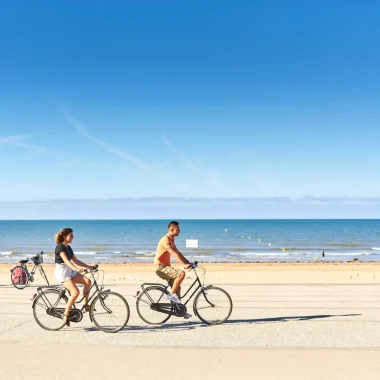 Couple faisant du vélo pendant un long week à la mer en vendée